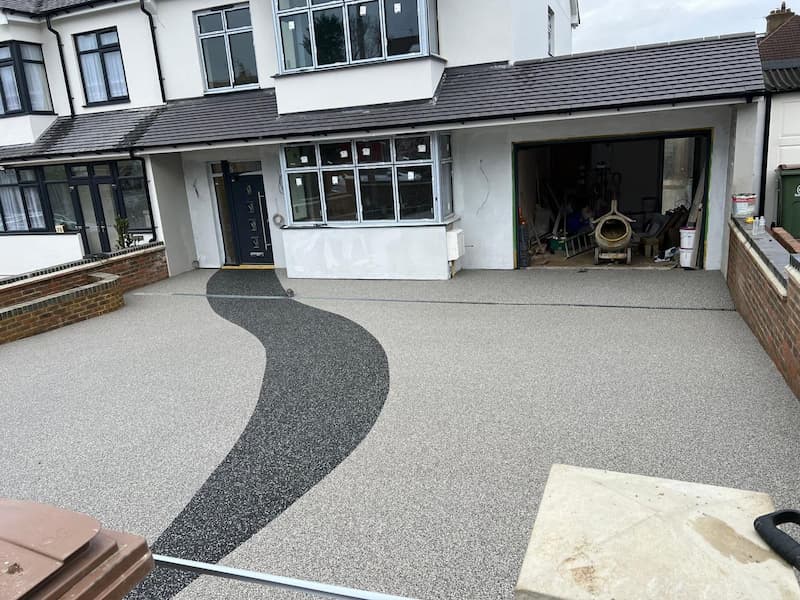 Contemporary resin driveway with clean finish